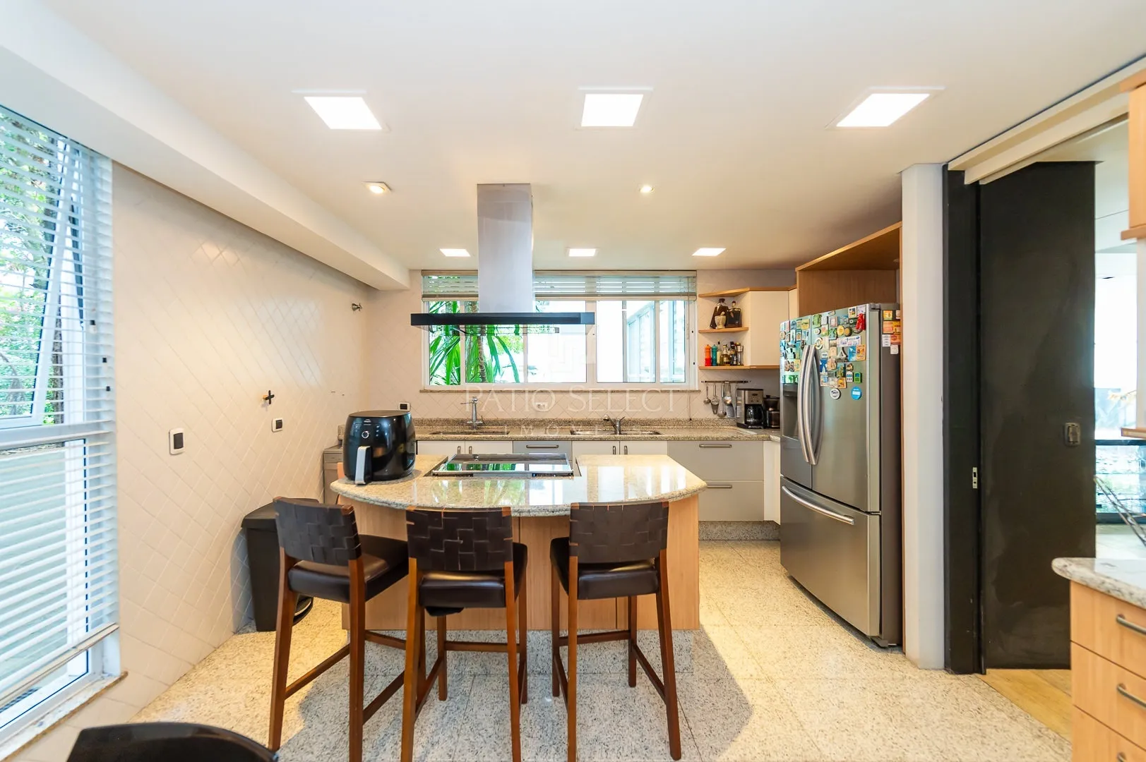 Floor-to-ceiling windows in a 6-bedroom house, 763 m² — photo 38