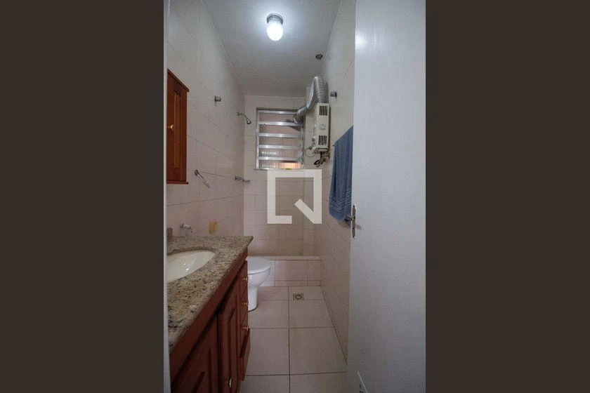 2-bedroom apartment with wood or laminate floors — photo 12
