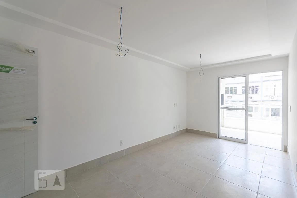 Balcony with a grill in a 2-bedroom apartment, 60 m² — photo 6