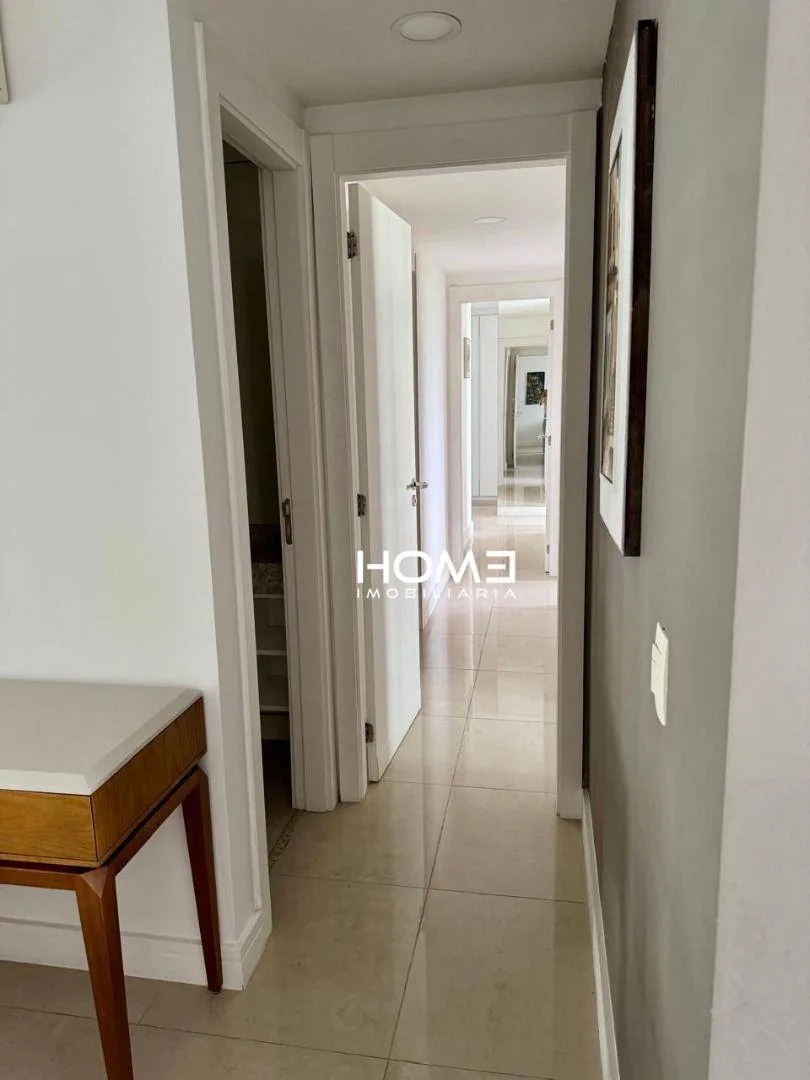 Home office in a 3-bedroom apartment, 155 m² — photo 45