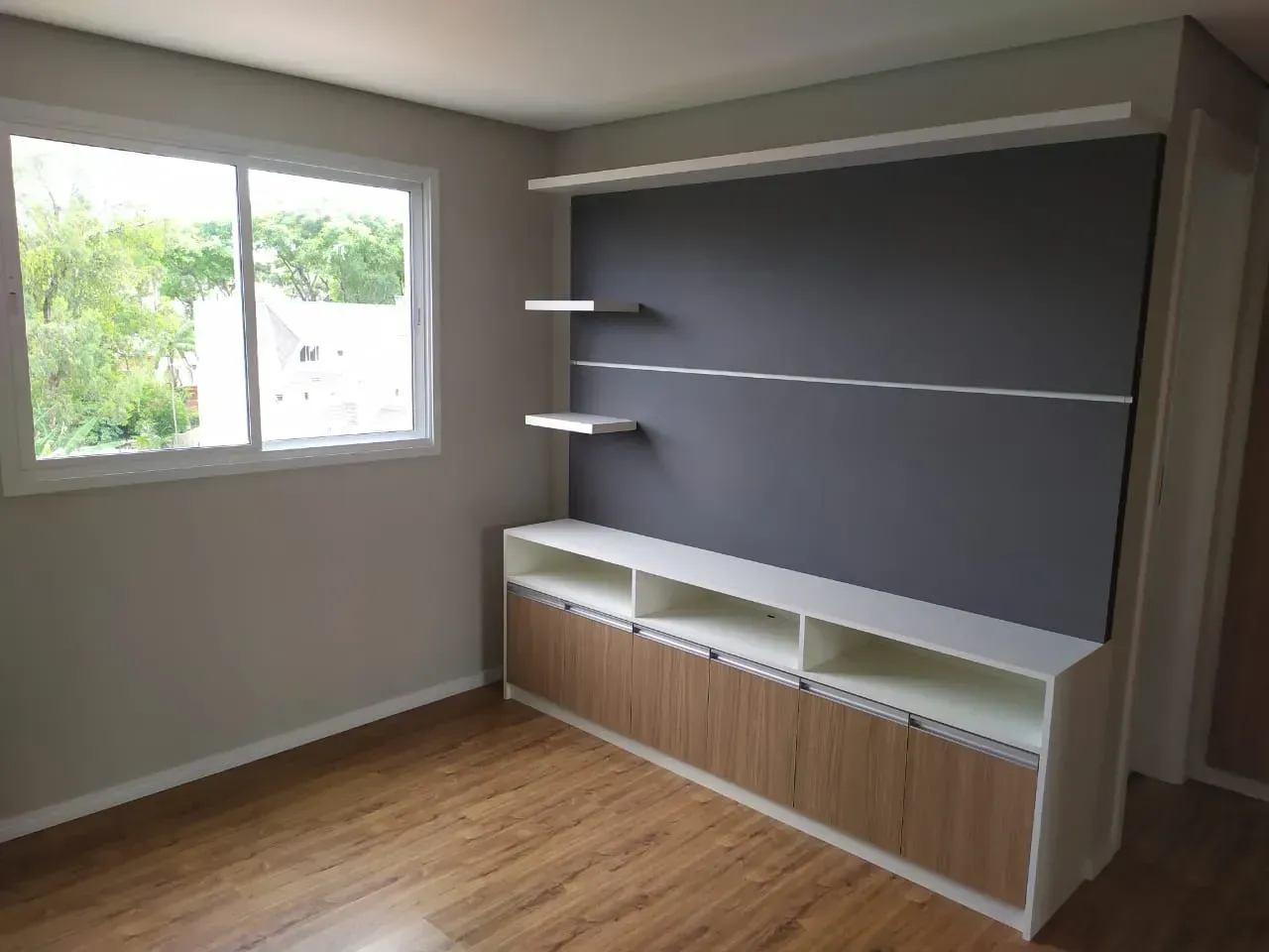 Apartamento de 3 dormitorios con 2 baños y balcón cerrado — photo 17