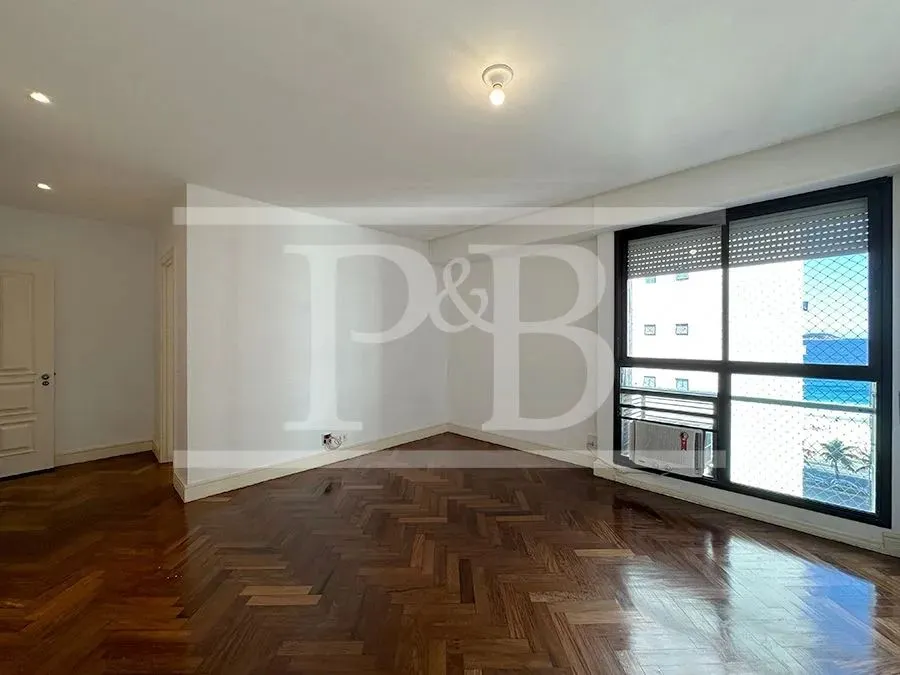 250 m² apartment with 4 bedrooms and a glassed-in balcony — photo 6