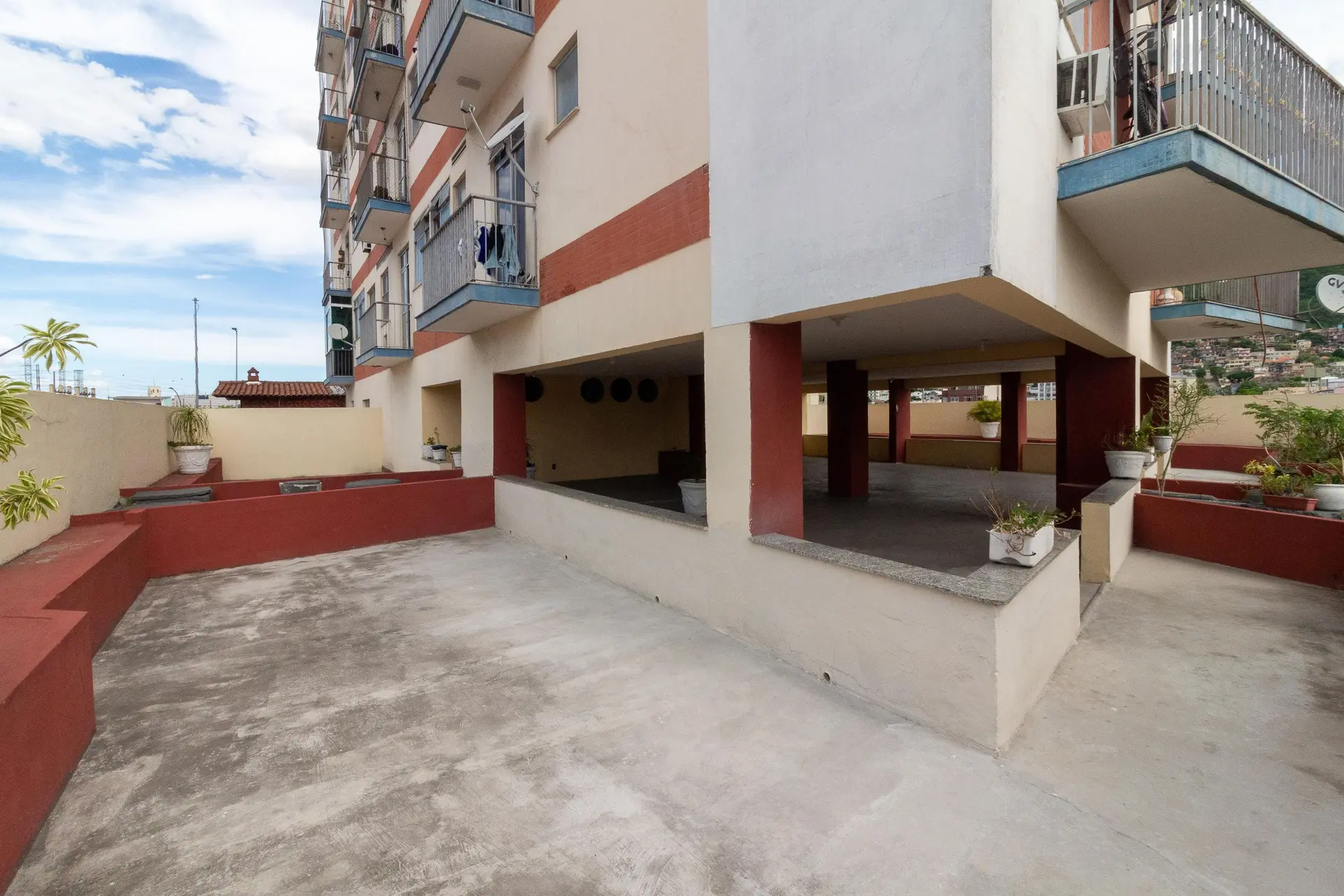 Furnished 3-bedroom apartment with balcony — photo 26