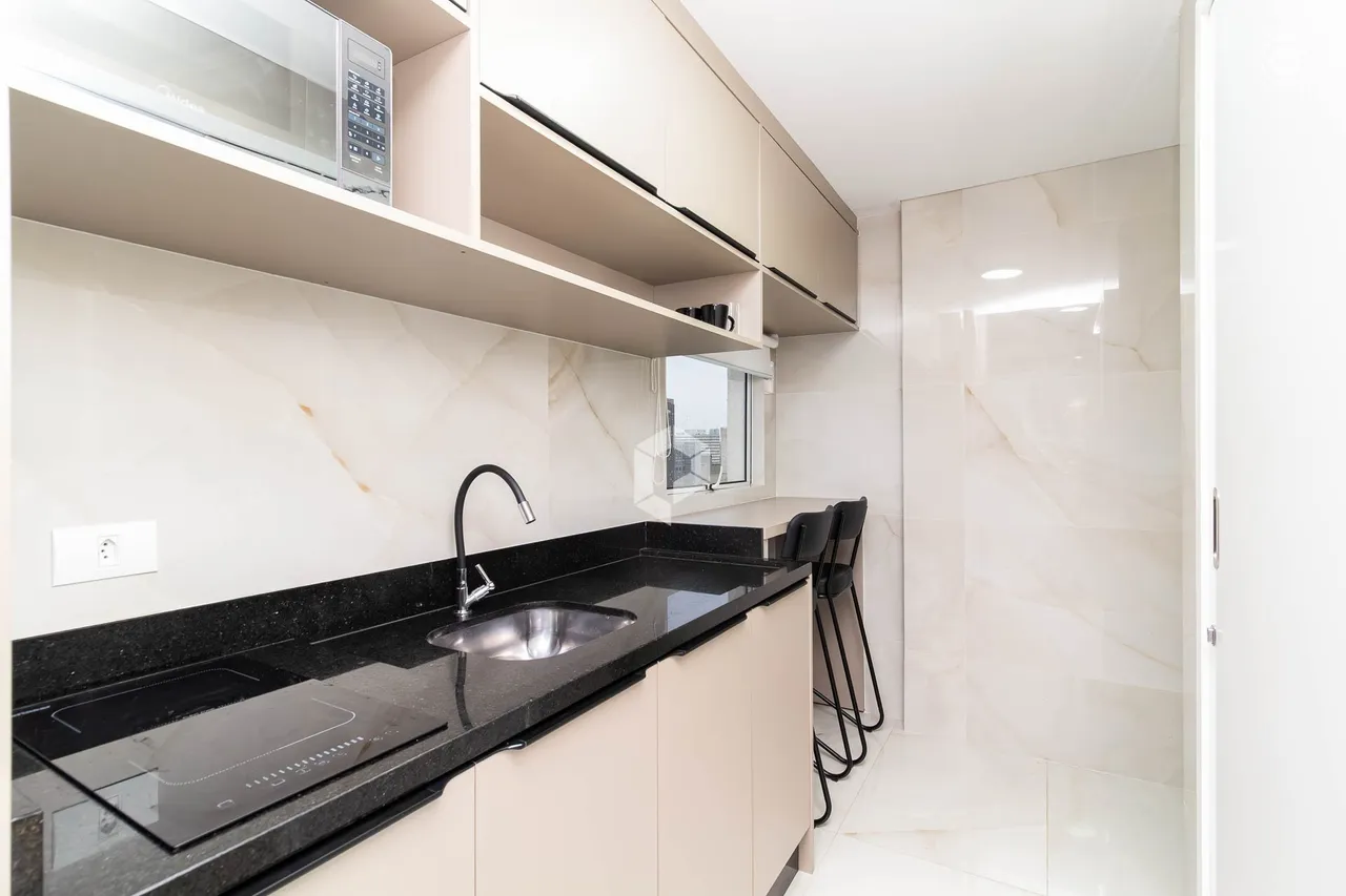 Furnished 1-bedroom apartment with enclosed balcony — photo 8