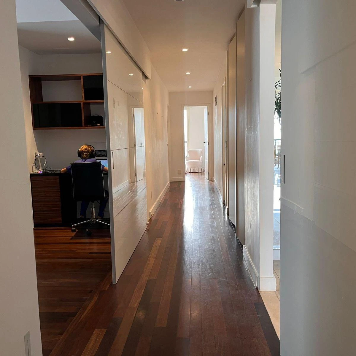 Furnished apartment with 4 bedrooms and 3 bathrooms — photo 31