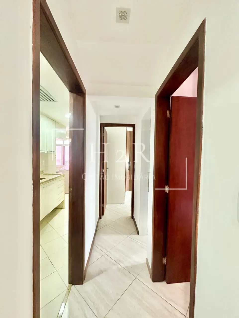 Furnished 3-bedroom apartment with balcony — photo 18