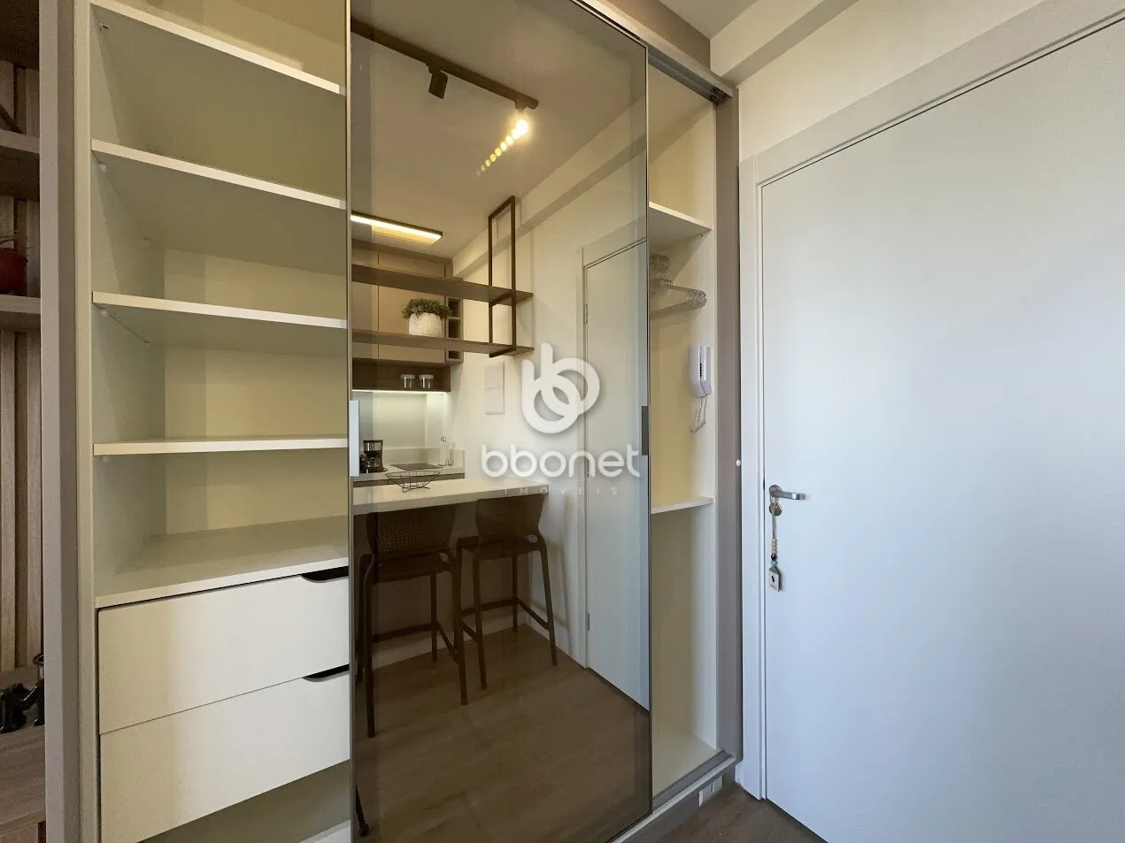 Furnished 1-bedroom apartment with glass balcony — photo 10