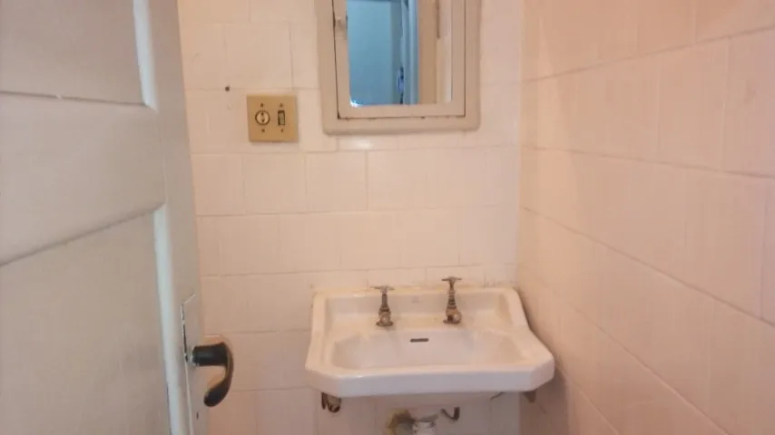 2-bedroom apartment with a separate kitchen and balcony — photo 6