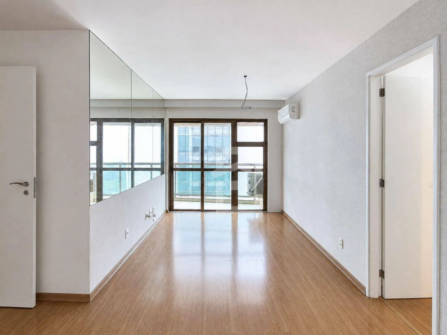 210 m² apartment with 3 bedrooms and glassed balcony — photo 3