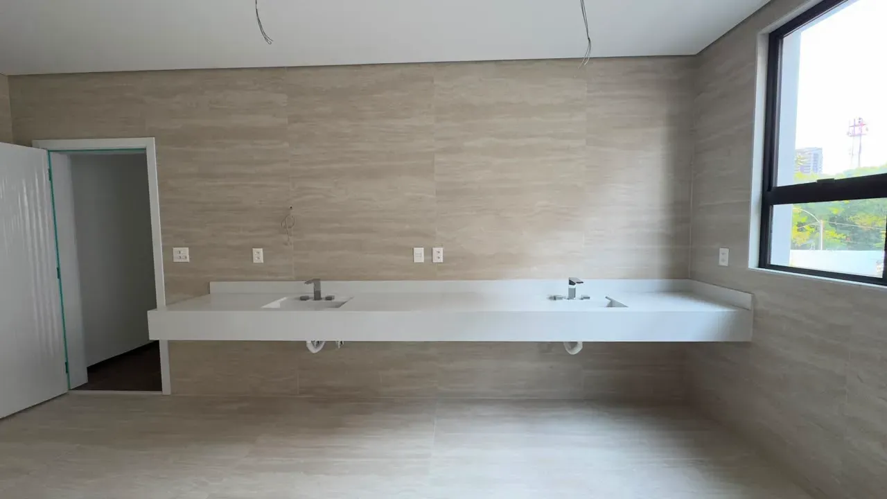 House with 5 bedrooms and floor-to-ceiling windows — photo 33