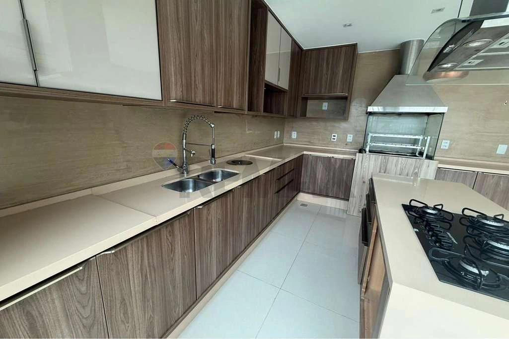 Furnished 246 m² apartment with 4 bedrooms and balcony — photo 12