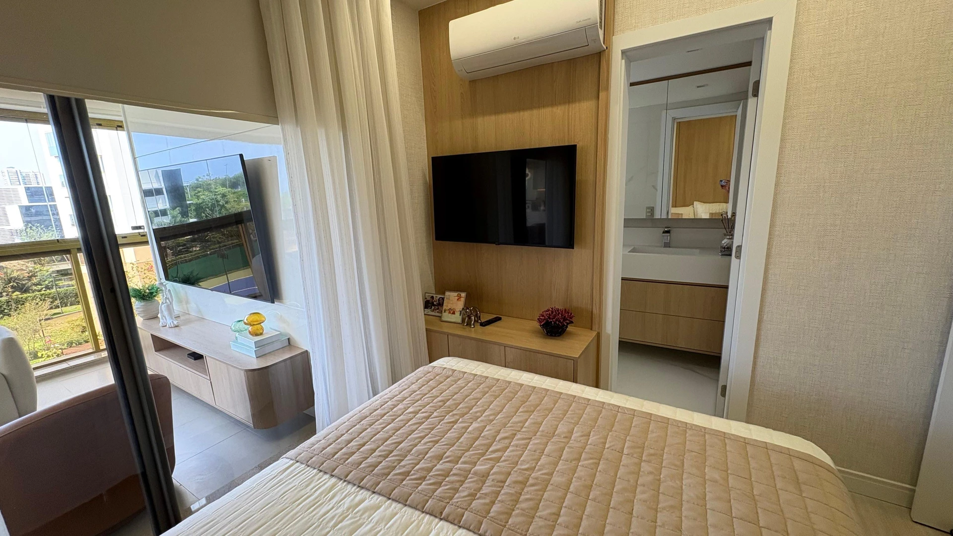 Jacuzzi in a 5-bedroom apartment, 217 m² — photo 65