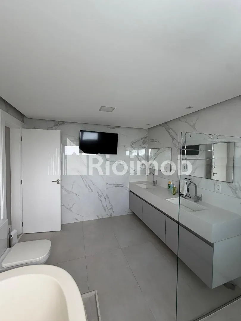 5-bedroom house with a bathtub in Rio de Janeiro — photo 24