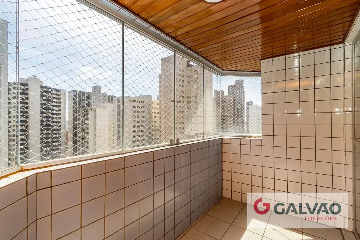 Glass-enclosed balcony in a 3-bedroom apartment, 116 m² — photo 15
