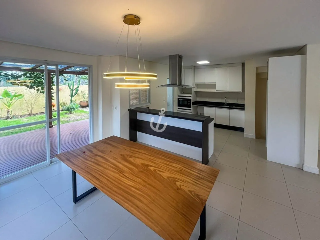 278 m² house with open kitchen and 3 en-suite bedrooms