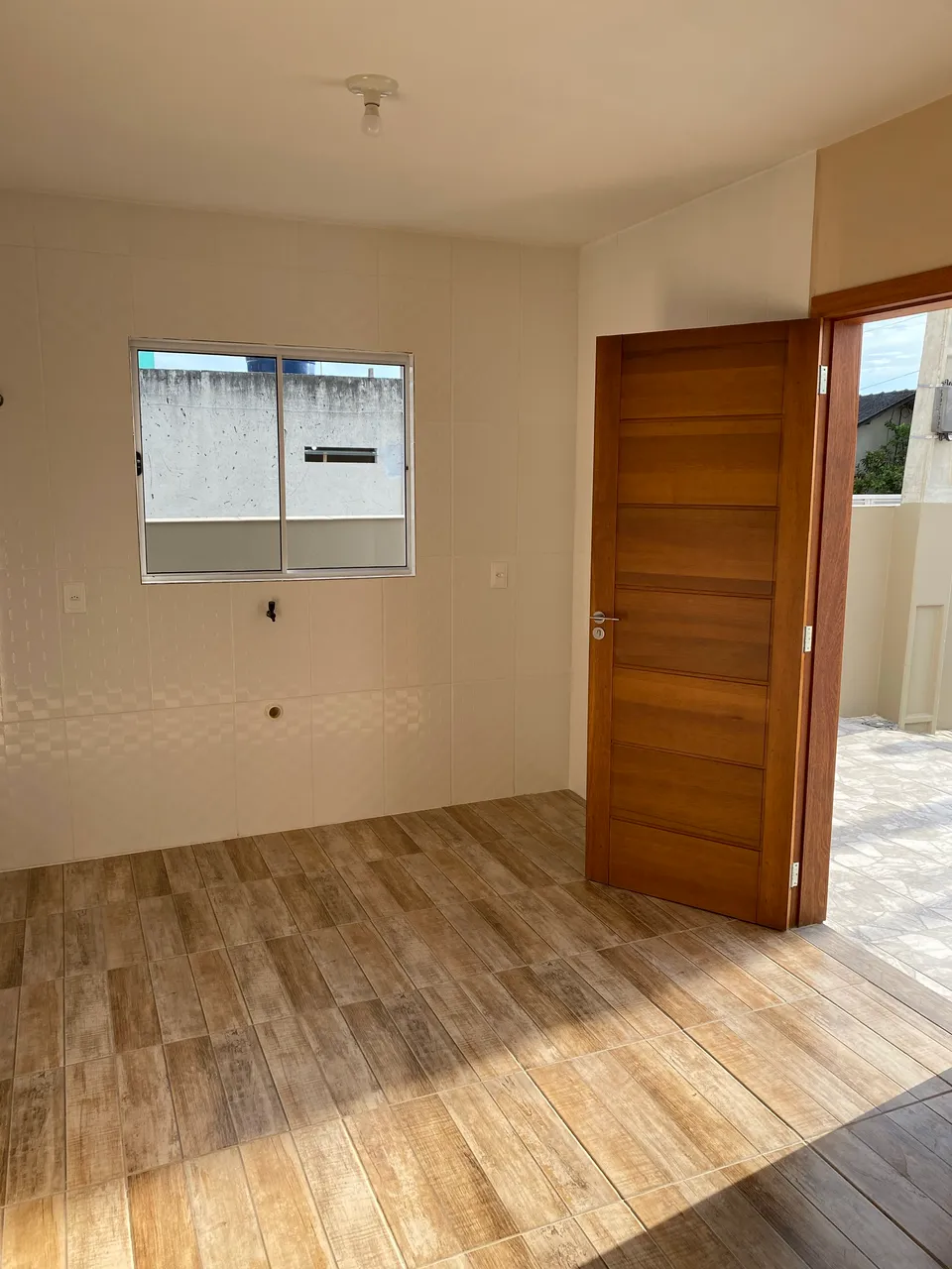 1-bedroom apartment with parking and glass shower