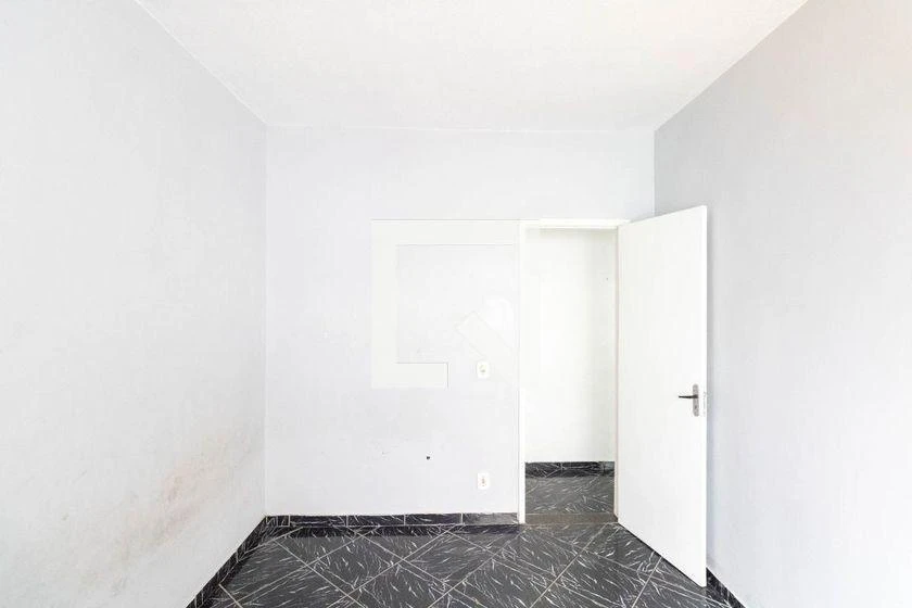 2-bedroom apartment in a building with a gym — photo 32