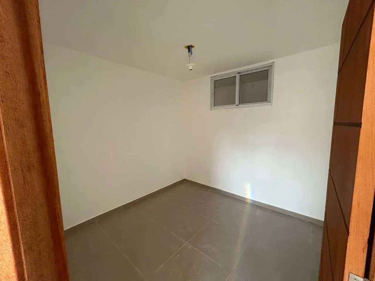 Apartment with 2 bedrooms and ceramic tile floors — photo 4