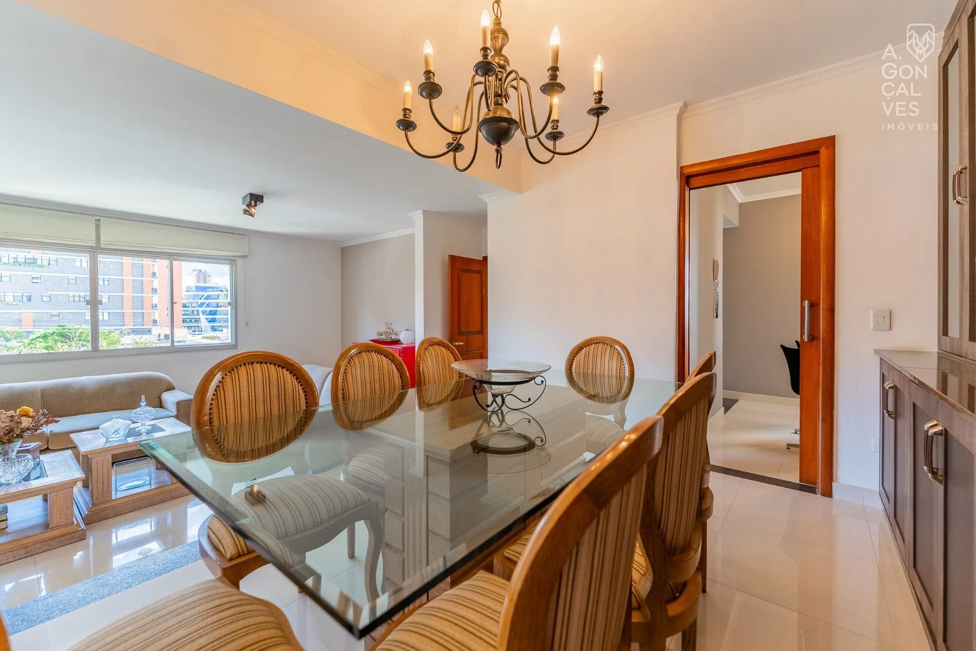 Furnished 219 m² apartment with 4 bedrooms and 2 parking spots — photo 3