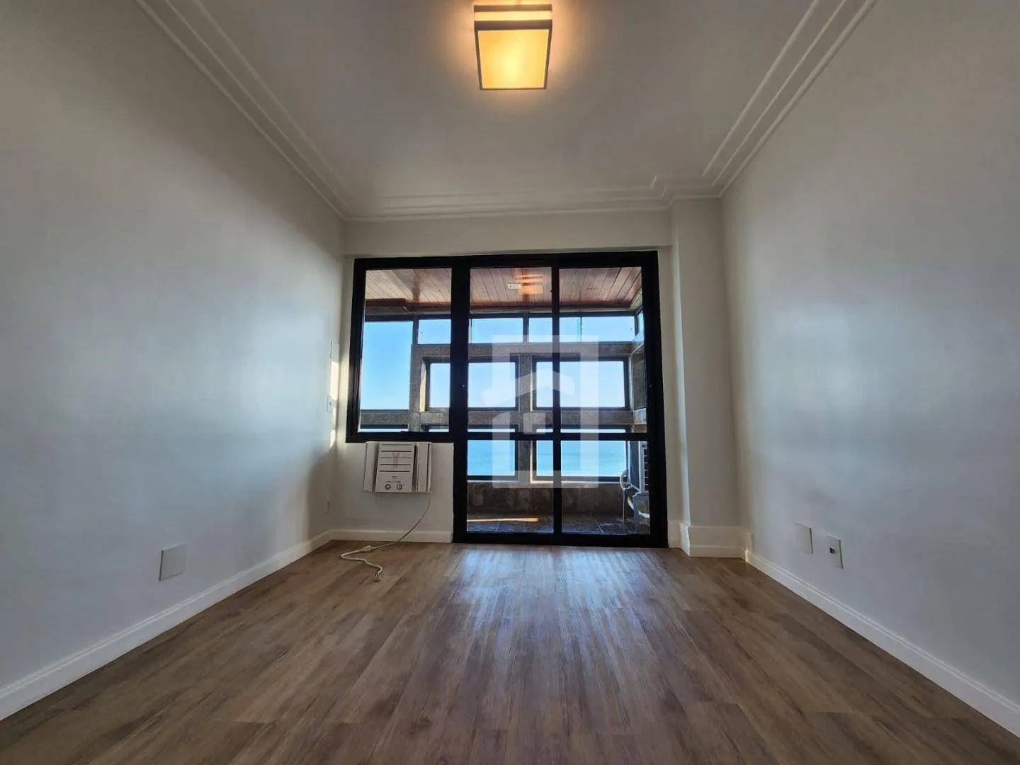 4-bedroom apartment with enclosed balcony and private garden — photo 36