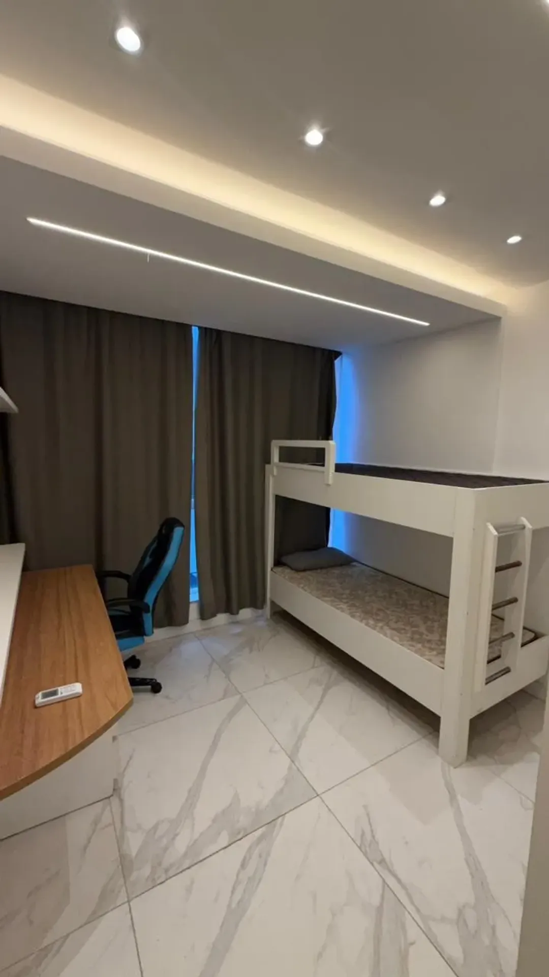 Furnished apartment, 250 m², with floor-to-ceiling windows — photo 6
