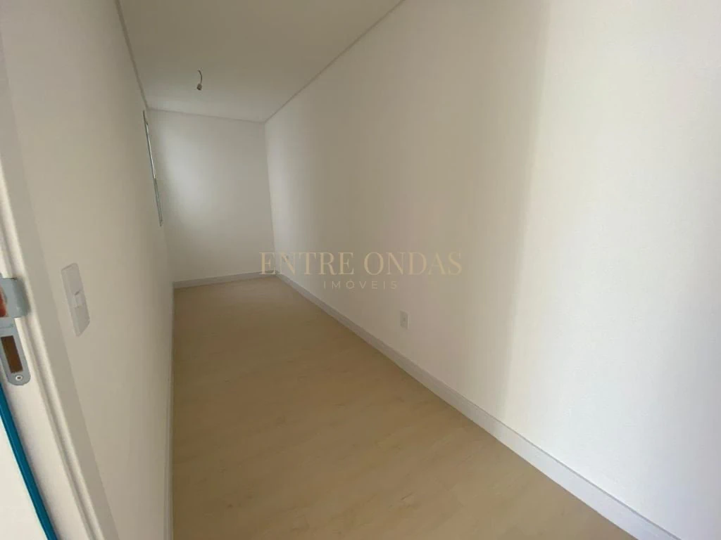 Apartamento dúplex con balcón acristalado y cocina abierta