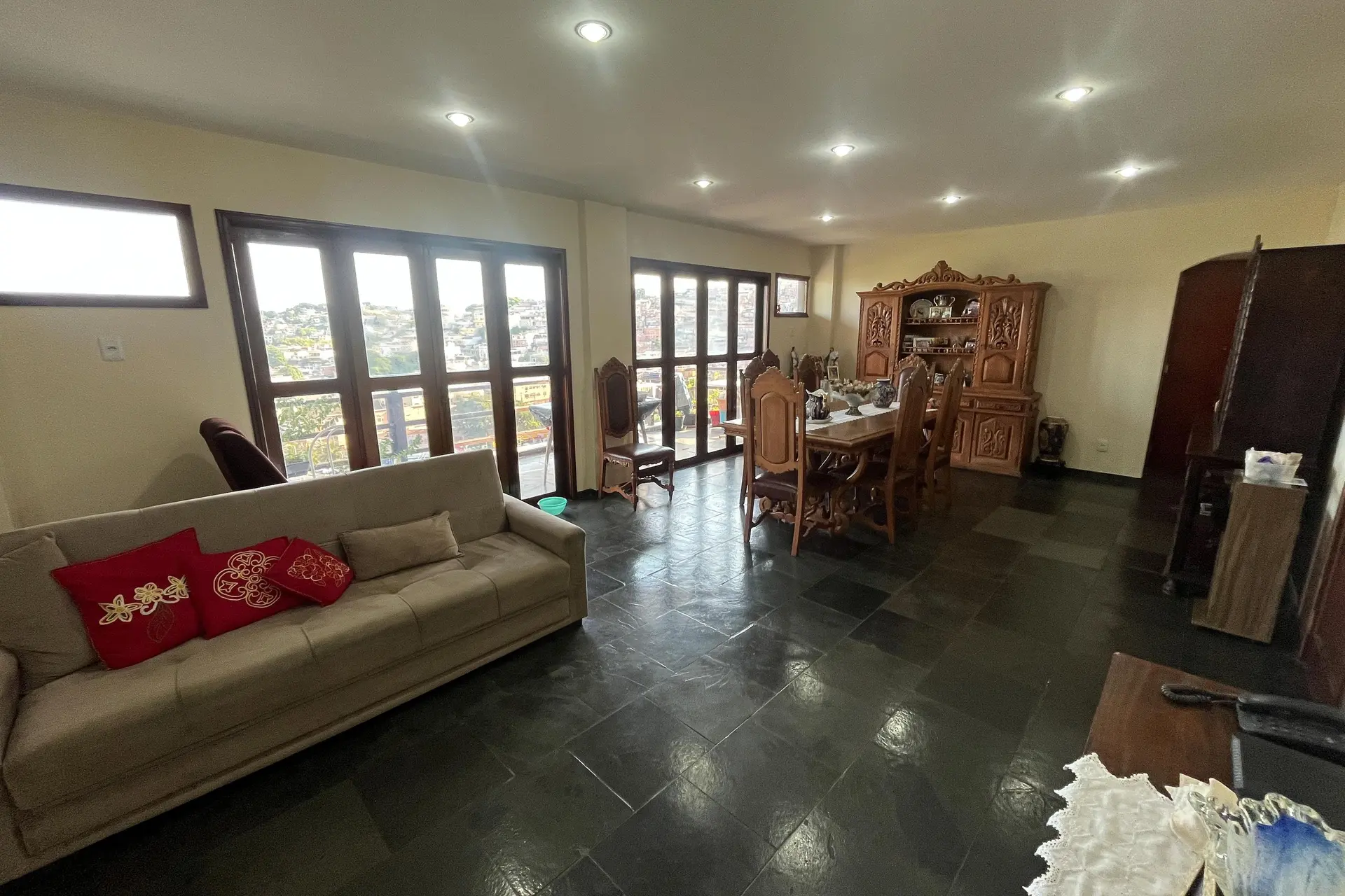 Furnished 3-bedroom apartment with laundry area