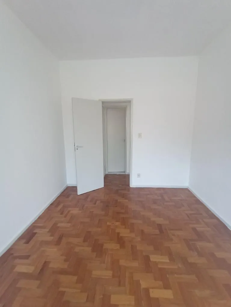 Wood or laminate floors in a one-bedroom apartment, 62 m² — photo 4