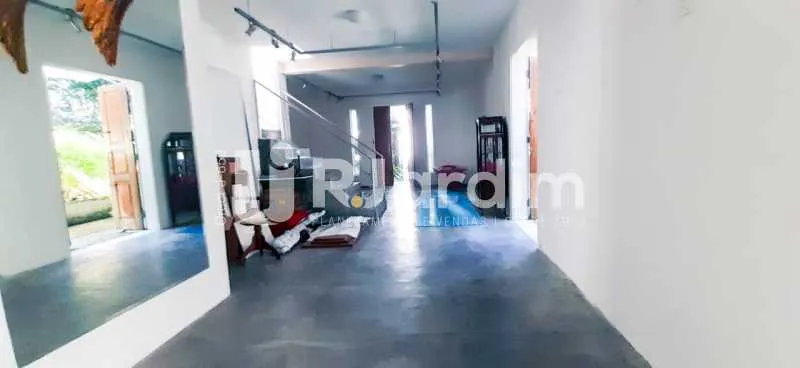 Residential house with a closed kitchen and gas stove — photo 4