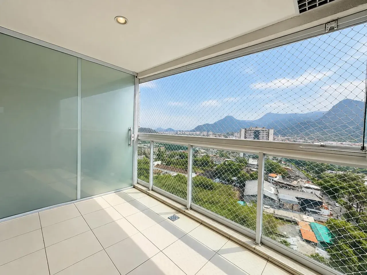 2-bedroom apartment with a mountain view — photo 9