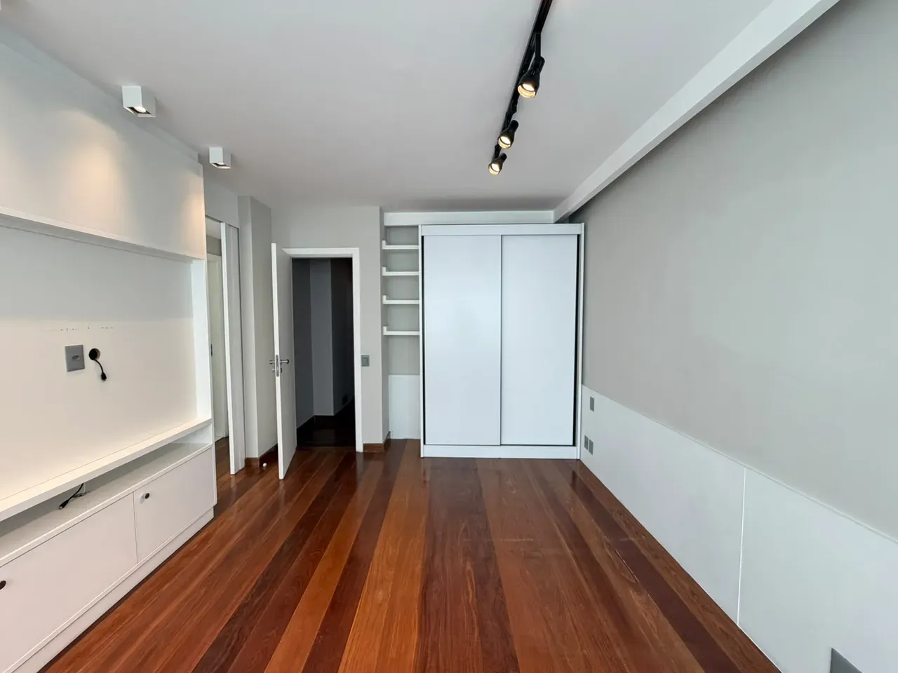 Apartamento de 465 m² com vista para a água e banheira — photo 19