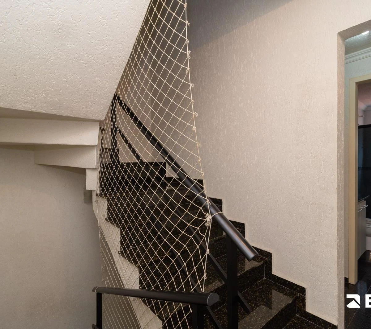 Balcony with a grill in a 3-bedroom house, 118 m² — photo 47