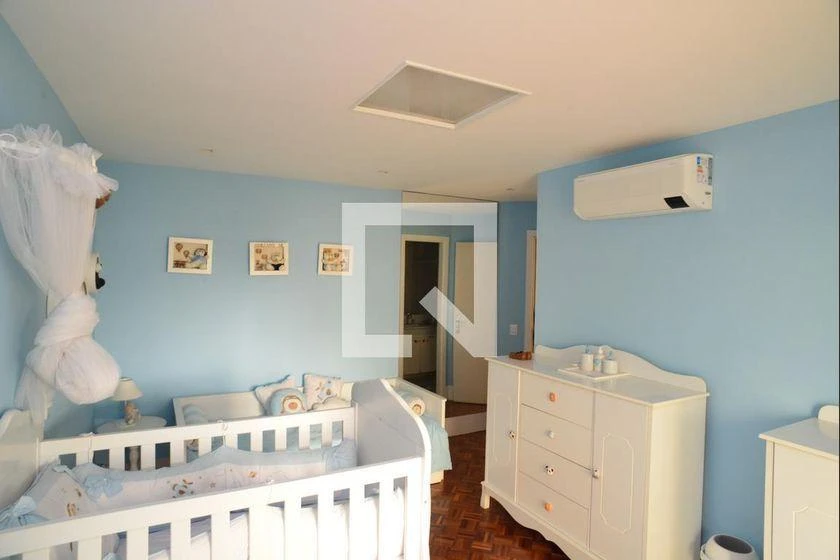 4-bedroom apartment with enclosed glass balcony — photo 50
