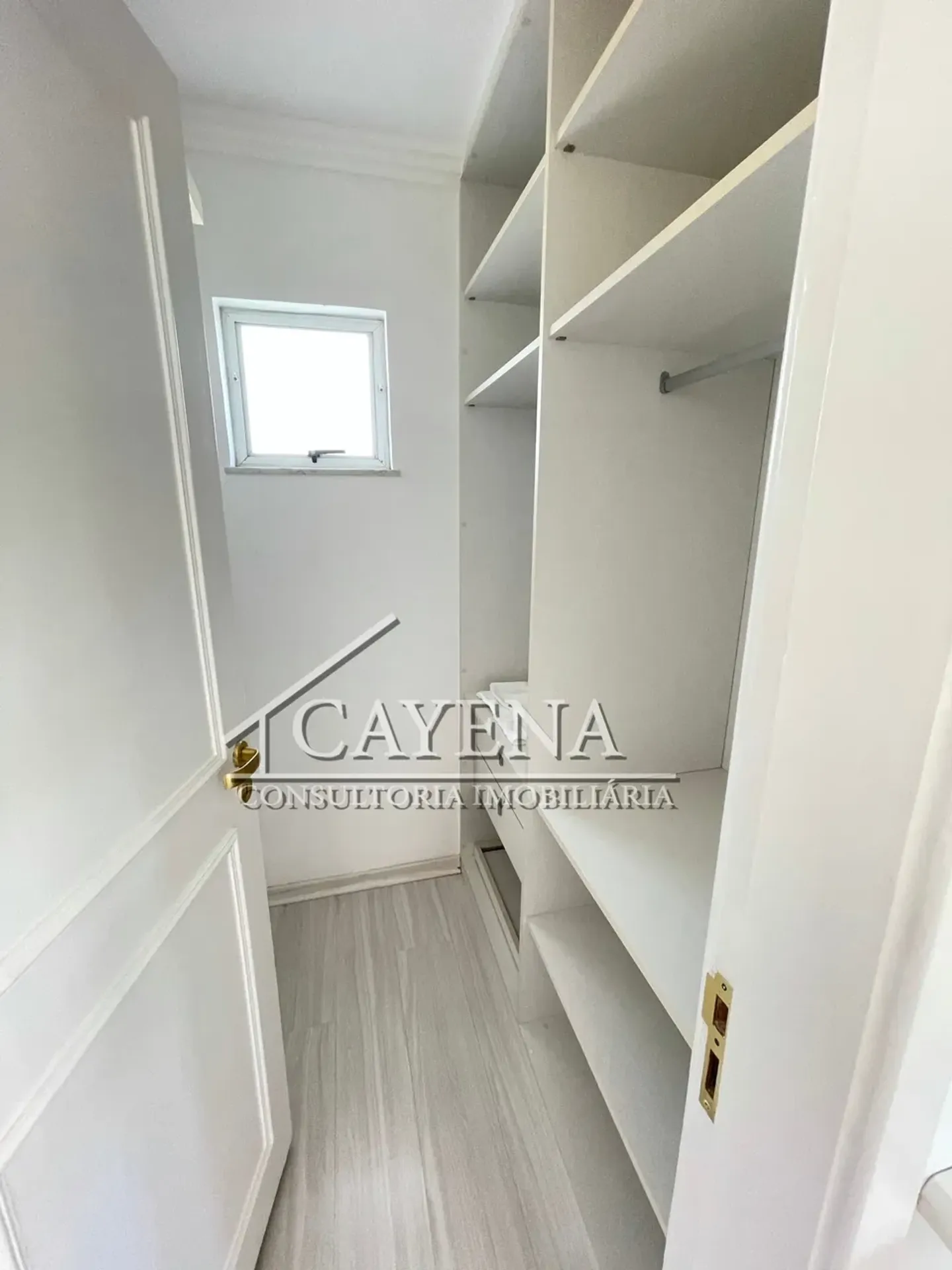 4 quartos e banheira: casa de 650 m² — photo 38