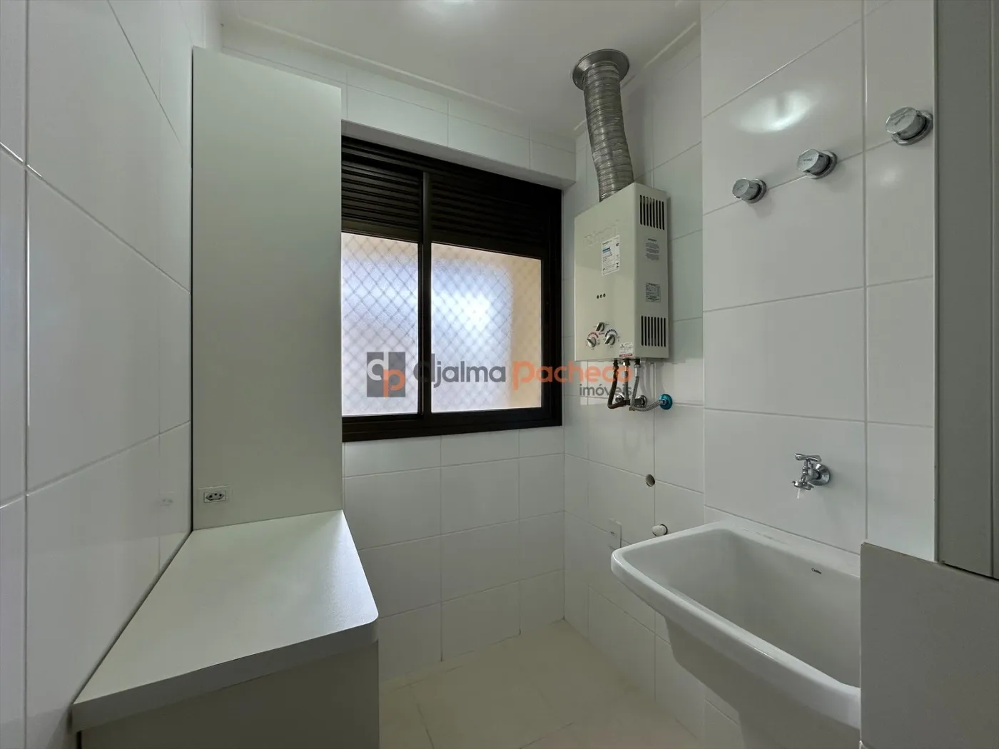 Balcony with a grill in a 2-bedroom apartment, 69 m² — photo 19