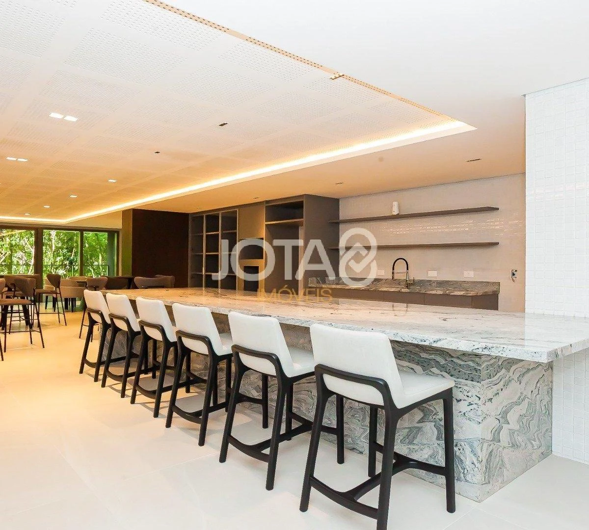 Balcony with a grill in a 3-bedroom apartment, 143 m² — photo 16