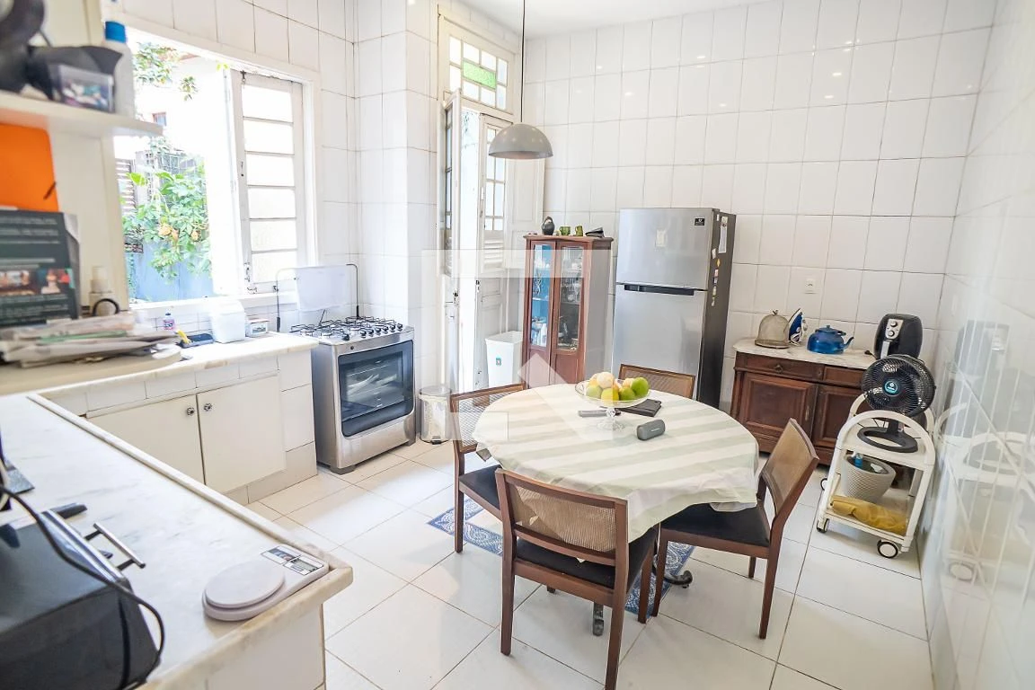 Furnished house, 300 m², with floor-to-ceiling windows — photo 2