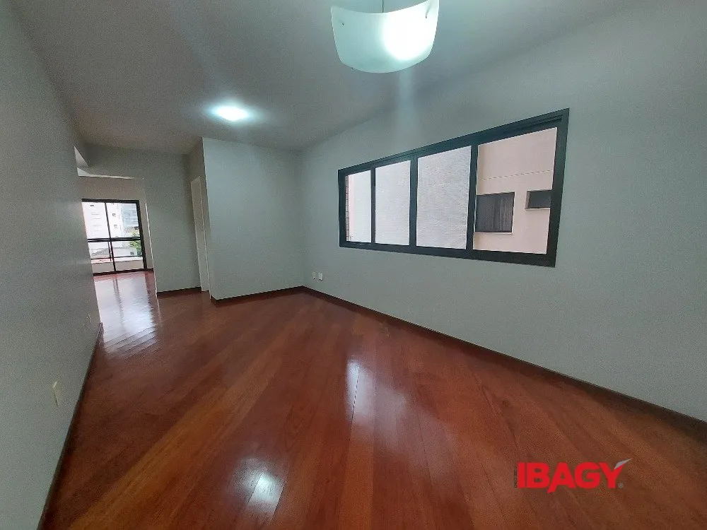 4-bedroom apartment with 2 en-suite baths and enclosed kitchen — photo 8