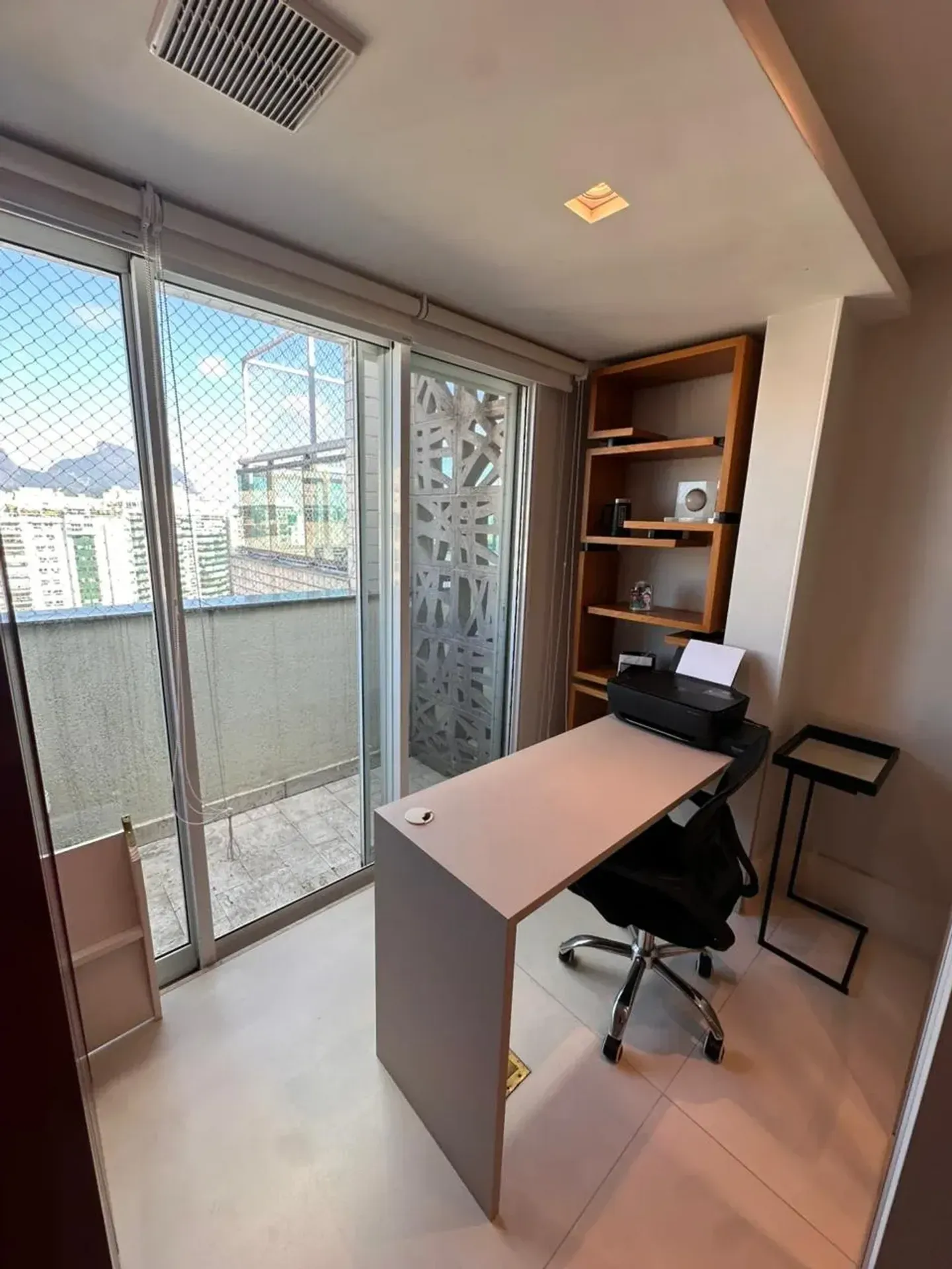 Apartment with balcony and built-in grill — photo 27
