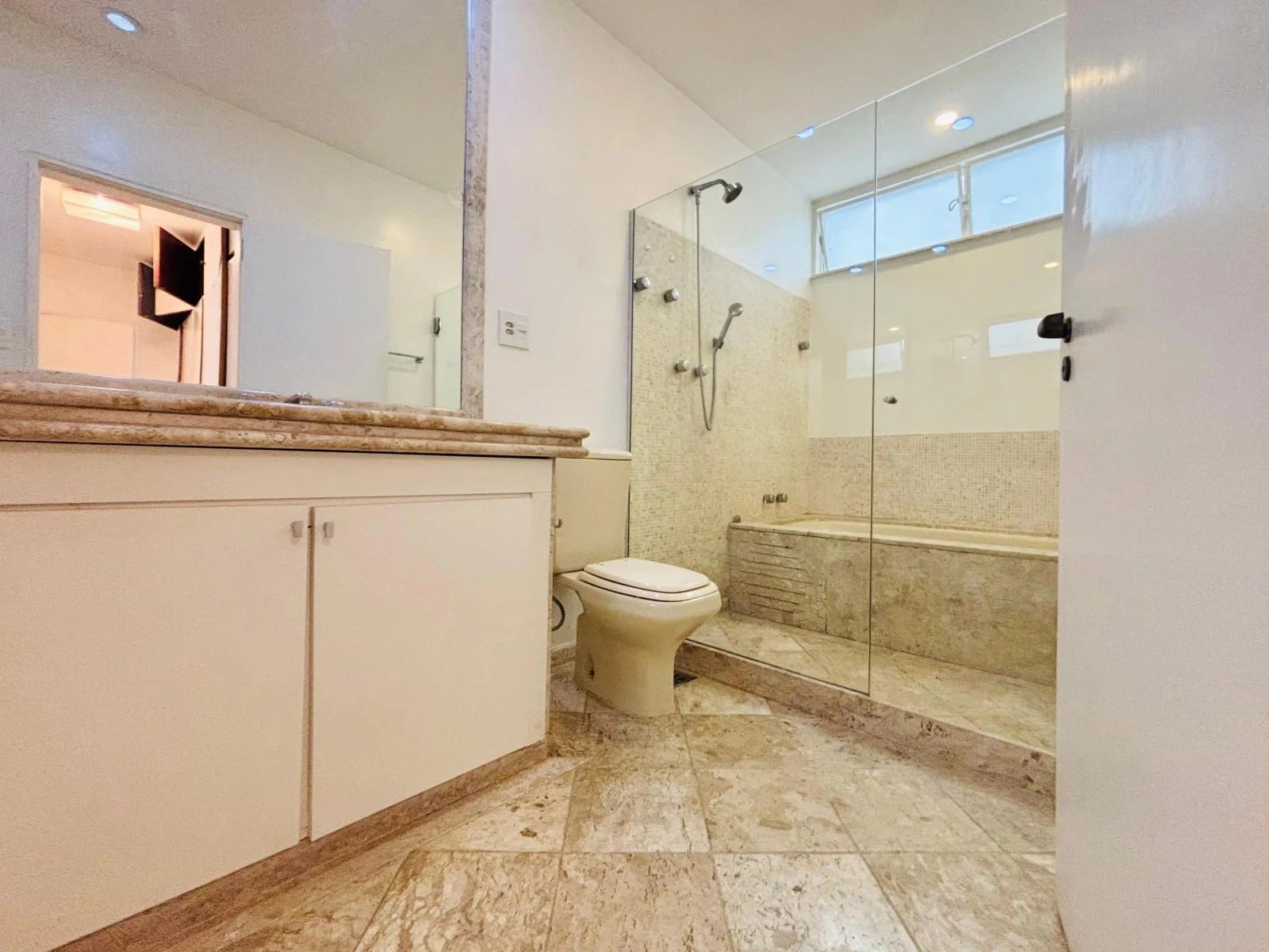 4-bedroom apartment with a water view in Rio de Janeiro — photo 7