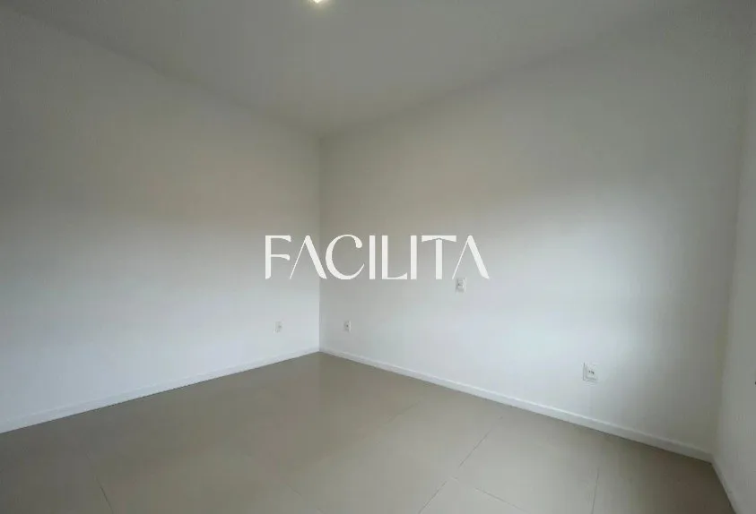 Casa com 3 quartos e cozinha americana com fogão — photo 26