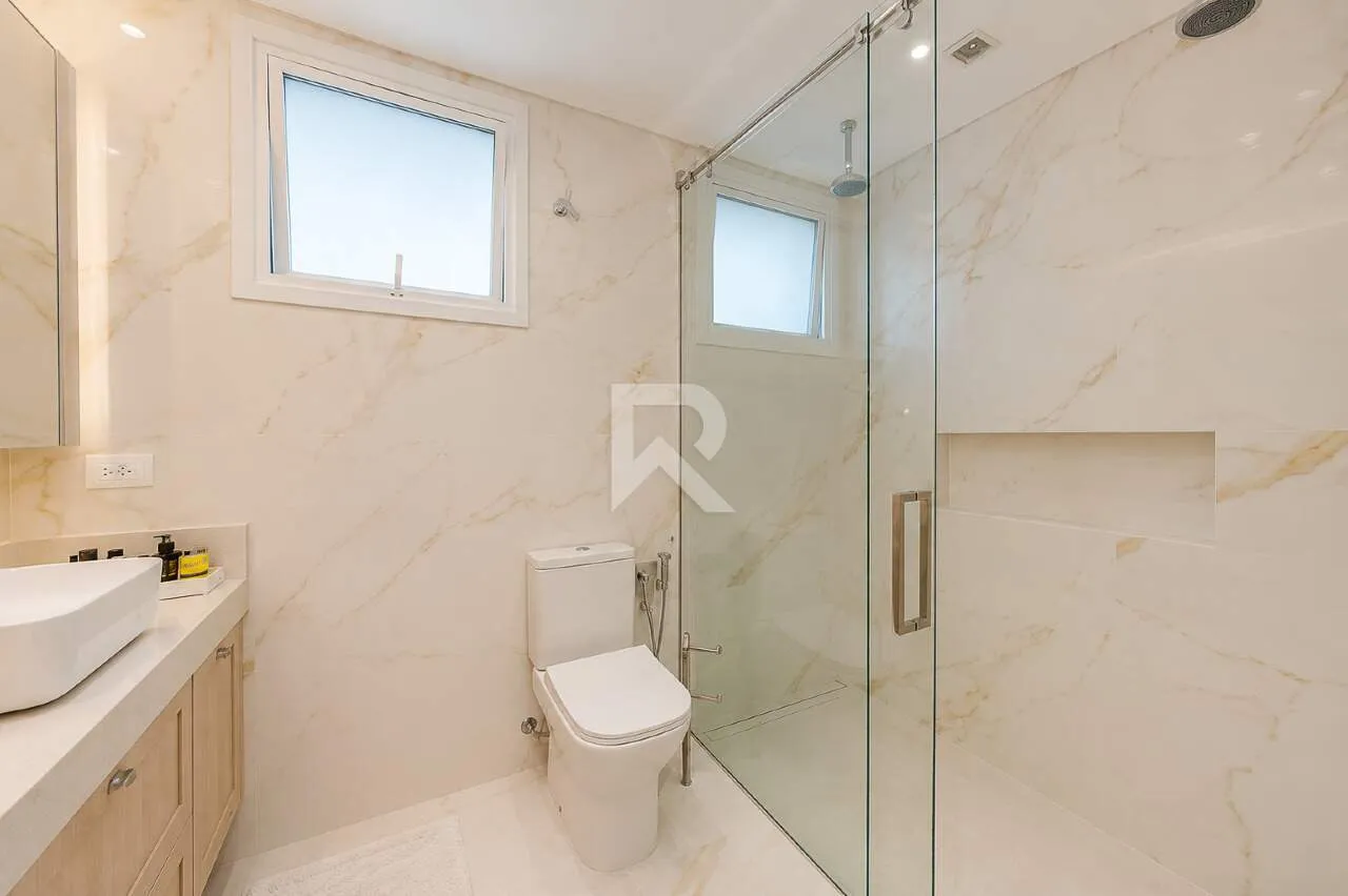 Furnished 635 m² house with 4 en-suite bedrooms and parking — photo 25