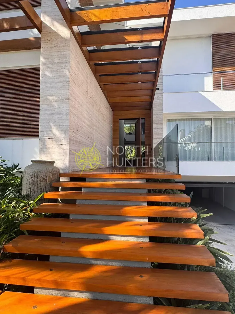 Furnished house with 5 bedrooms and 5 bathrooms