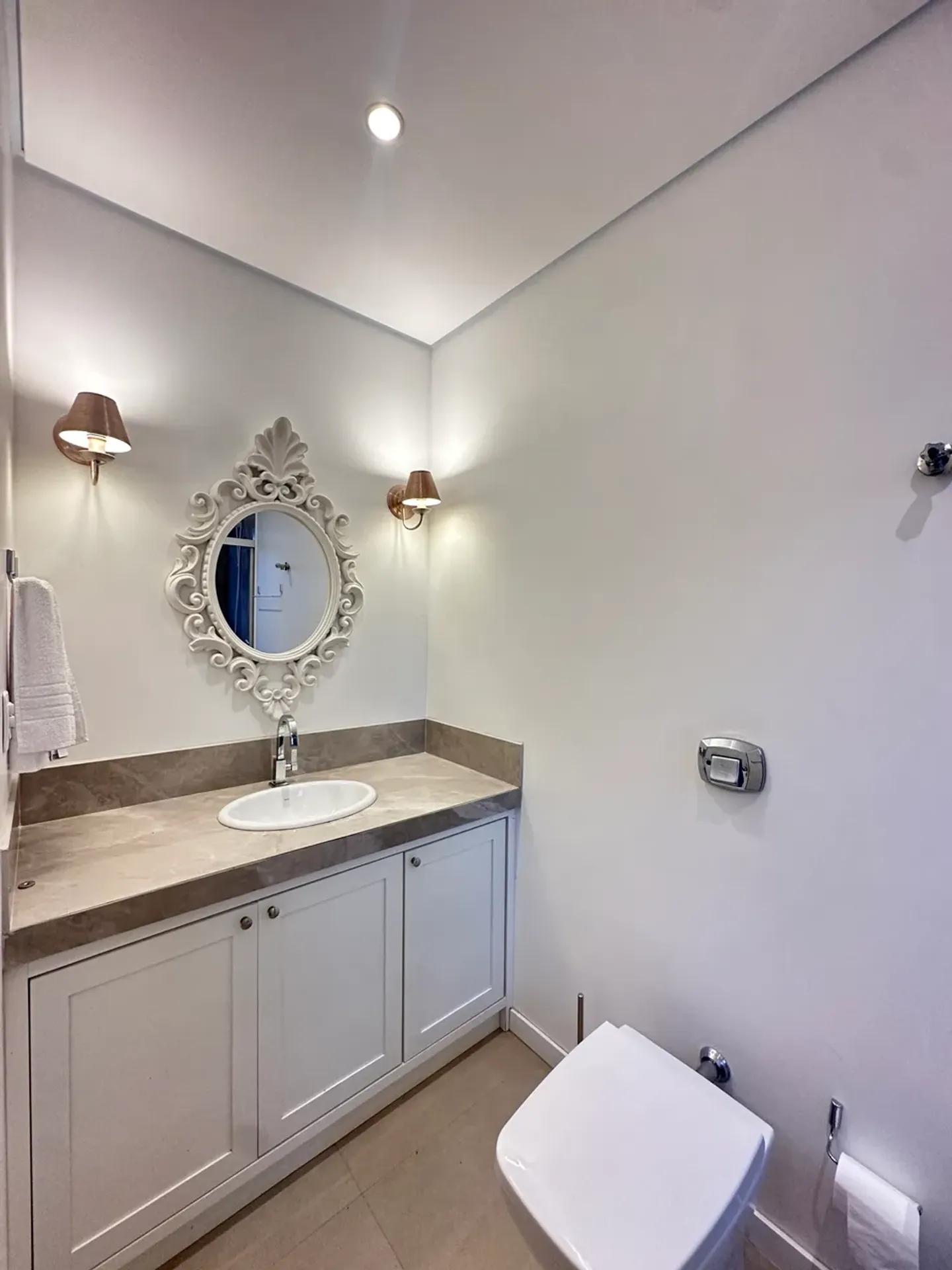 Casa de 320 m² com janelas do piso ao teto e lareira — photo 19
