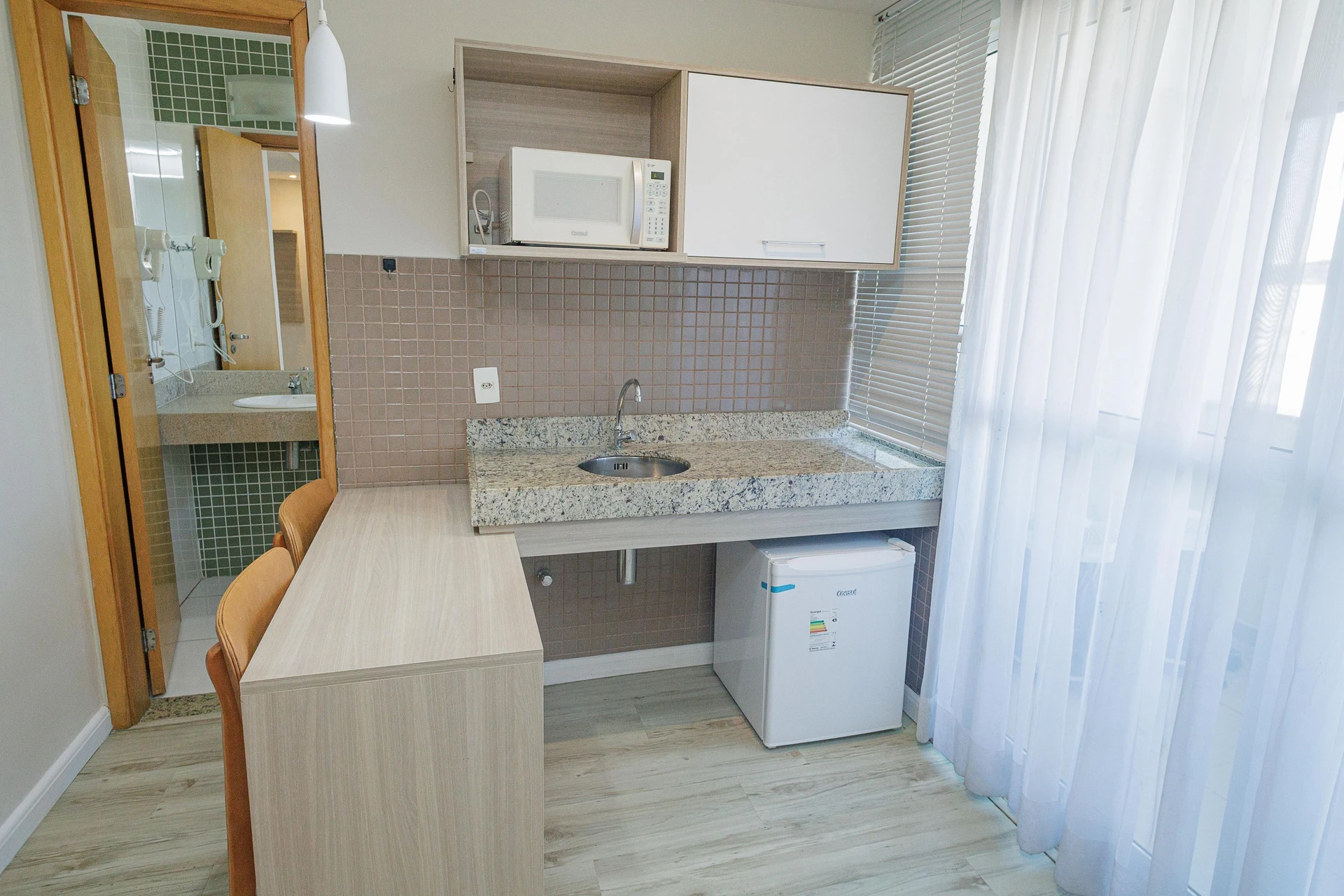 Меблированная квартира с балконом и 1 спальней — photo 10