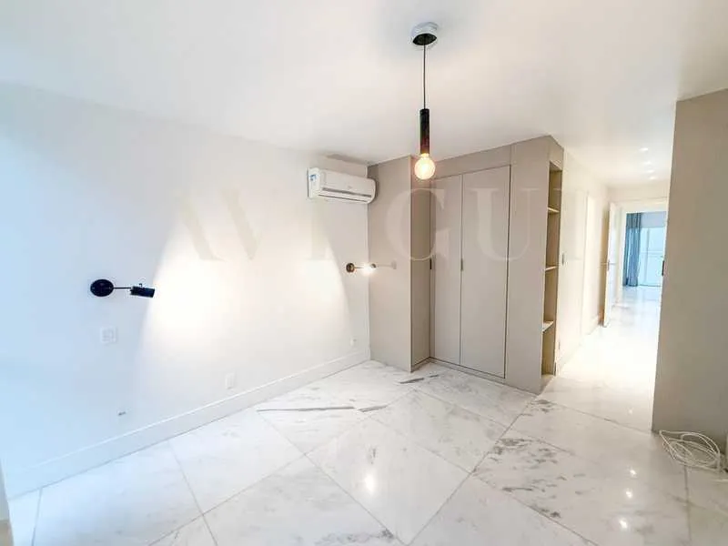 Furnished apartment, 136 m², with a glass-enclosed balcony — photo 25
