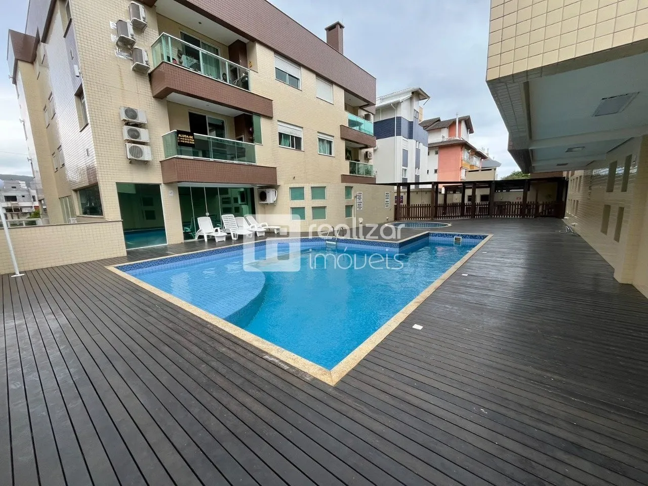 Balcony with a grill in a 2-bedroom apartment, 73 m² — photo 3