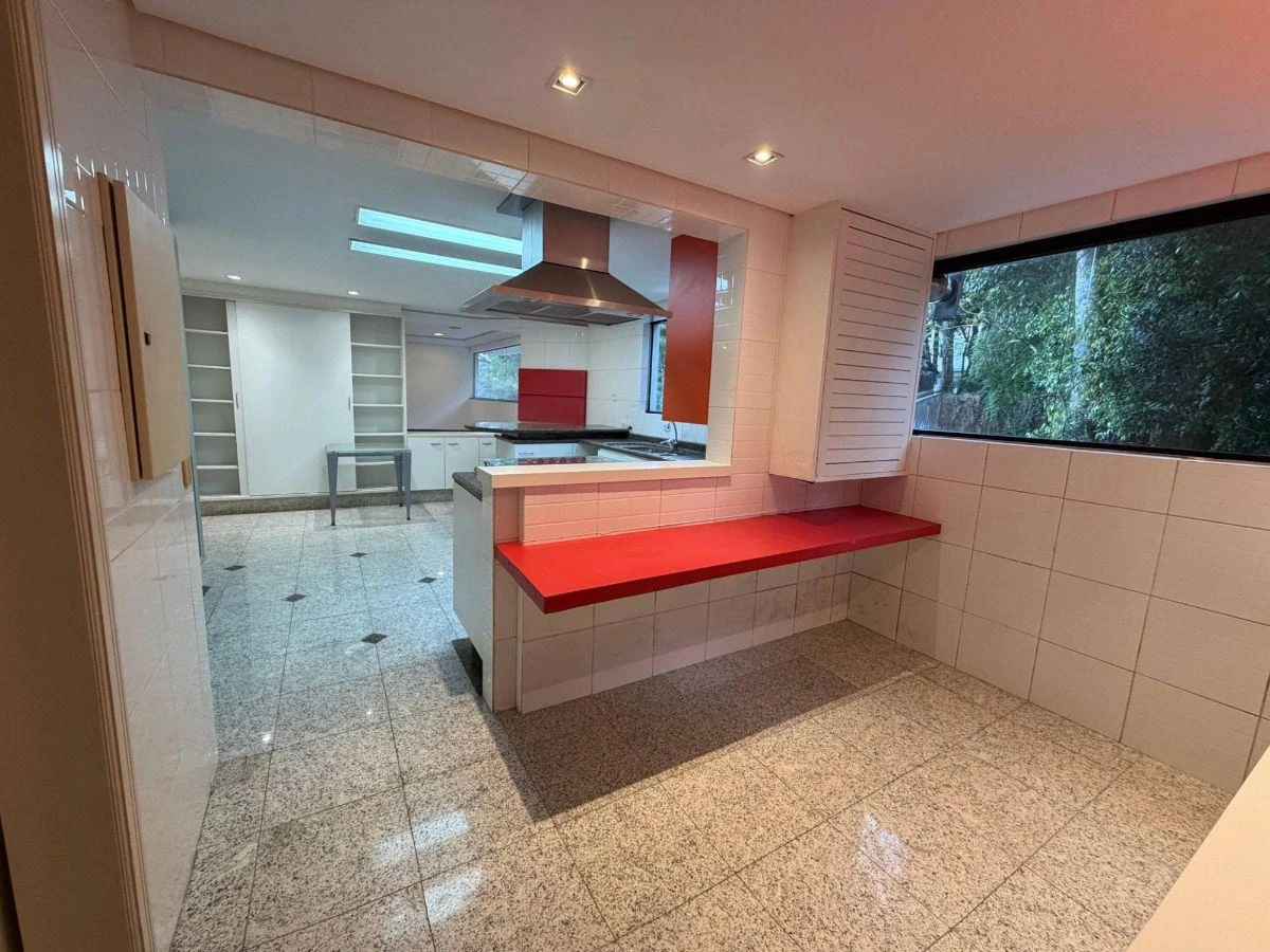 4-bedroom house with a bathtub — photo 25