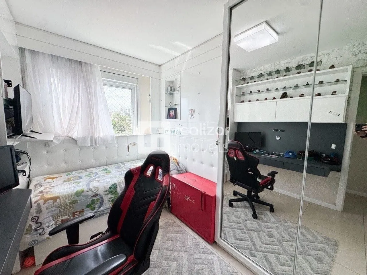 Balcony with a grill in a 3-bedroom apartment, 94 m² — photo 11