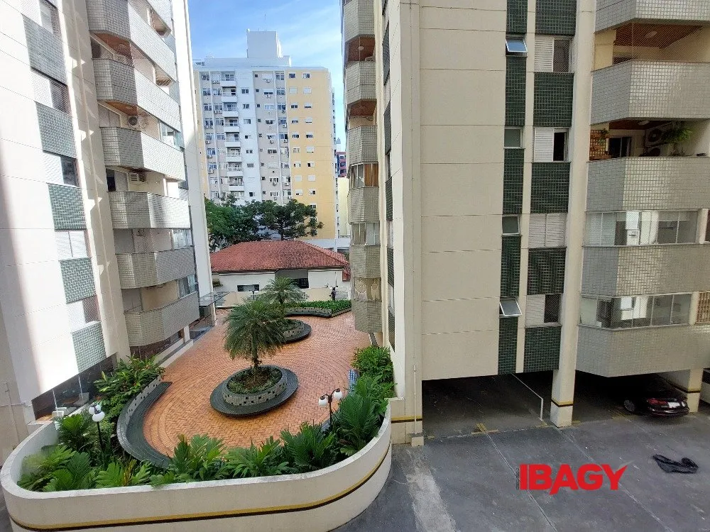 Apartamento de 1 dormitorio con cocina cerrada y plaza — photo 10